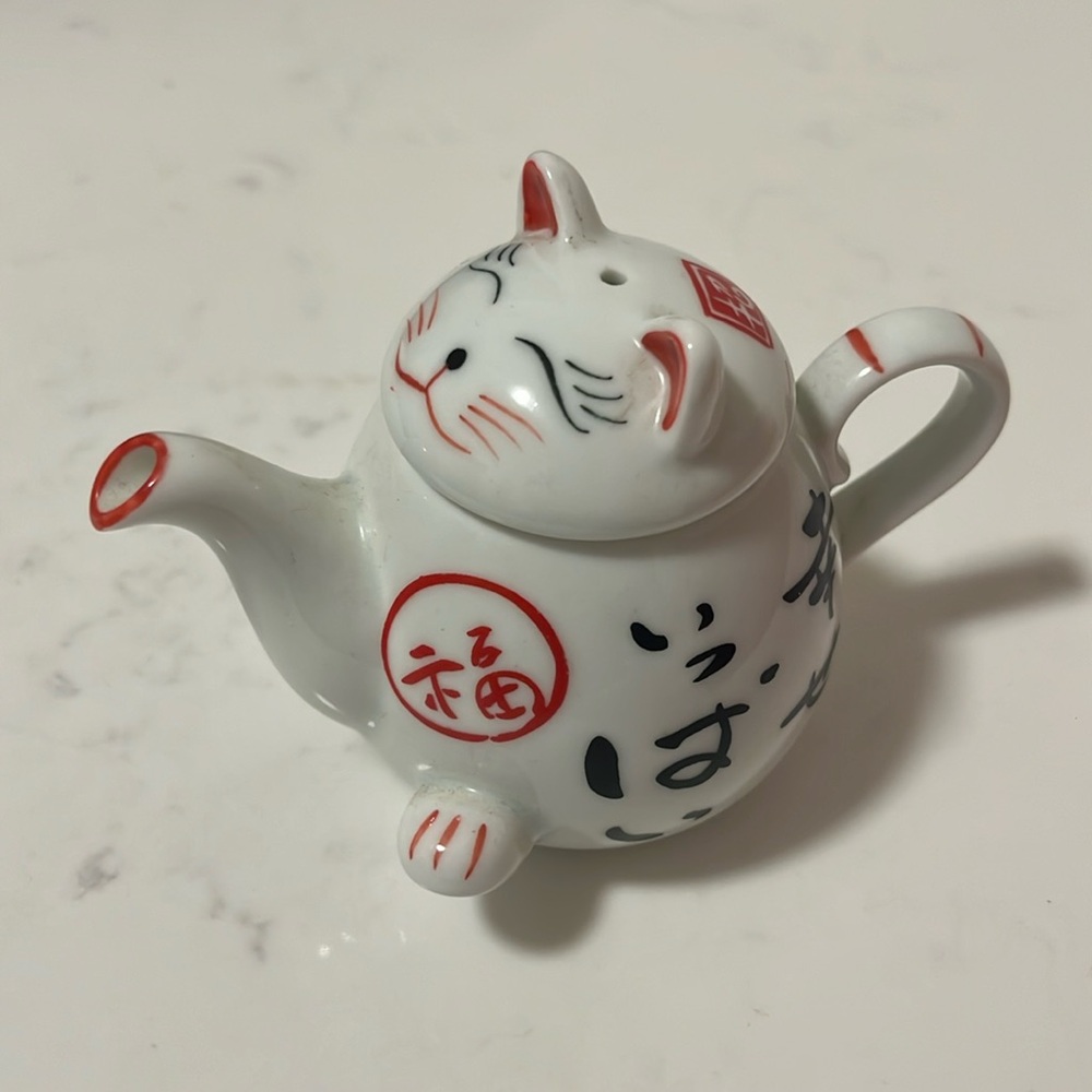 White cat teapot
